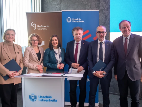 Uczestnicy Konwentu przy rollupie FarU i Rafinerii Gdańskiej
