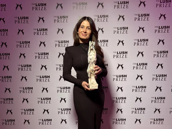 Dr Alicja Mikołajczyk ze statuetką Lush prize