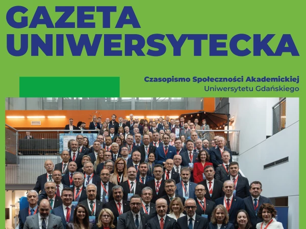 okładka napis Gazeta uniwersytecka 05, zdjęcie grupy ludzi na schodach w BUG