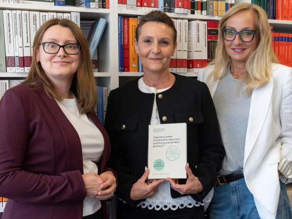 Autorki książki „Organizacja wobec kształtowania odporności psychicznej pracowników generacji Z” - od lewej: dr Dorota Godlewska-Werner, dr Aleksandra Peplińska, dr Agata Borowską-Pietrzak