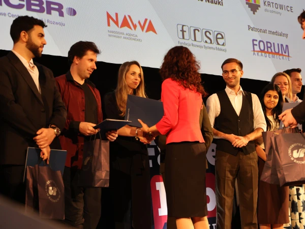 Finał konkursu FameLab Poland 2026 - Martyna Czarnomska na scenie wśród finalistów konkursu