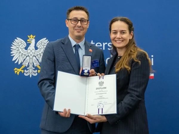 Dr Łukasz Wirkus z Odznaką Honorową za Zasługi dla Wymiaru Sprawiedliwości, fot. Ministerstwo Sprawiedliwości