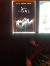 Agnieszka Kusior pod plakatem filmu Brahms: The Boy II