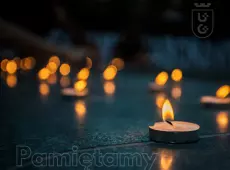 Zdjęcie przedstawia zapalone świeczki, napis "Pamiętamy" oraz sygnet Uniwersytetu Gdańskiego