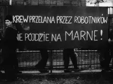 Zdjęcie z transparentem na parkanie "Krew przelana przez robotników nie pójdzie na marne!"