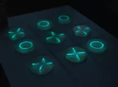 Noc Biologów 2026 - kółko i krzyżyk z płytek ze świecącymi bakteriami