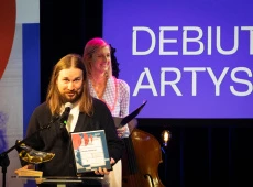 Paweł Podolski odbiera statuetkę; fot. Anna Rezulak