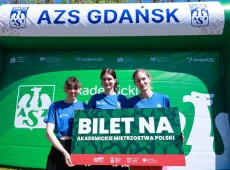 Reprezentamtki AZS UG z transparentem BIlet na Finał przed dmuchaną bramką z logo AZS Gdańsk