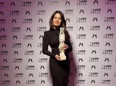 Dr Alicja Mikołajczyk ze statuetką Lush prize