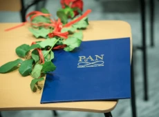 Teczka PAN z różą obok