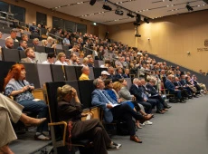 Uczestnicy spotkania konsultacyjnego w sali teatralnej w budynku Neofilologii