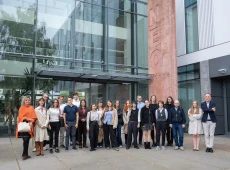 Uczestnicy studiów ISM przed budynkiem neofilologii