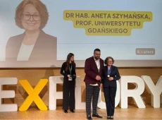 Wręczenie medalu dr hab. Anecie Szymańskiej, prof. UG, podczas gali konkursu Explory