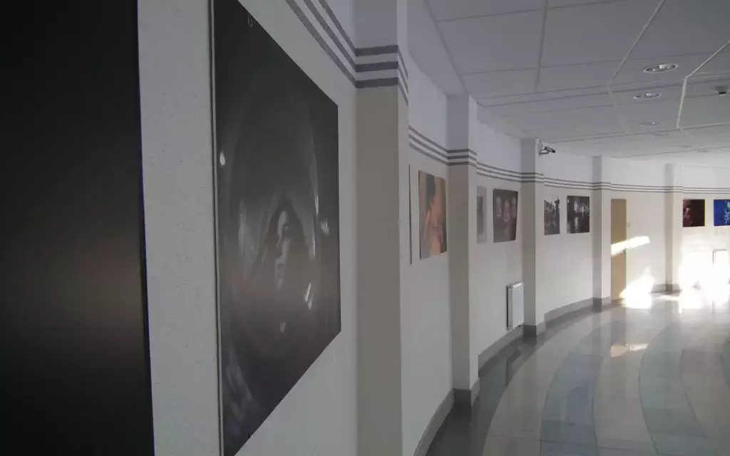 widok jednej ze ścian na poziomie 200 - na której widać zawieszone obrazy - przestrzeń na potrzeby wystaw