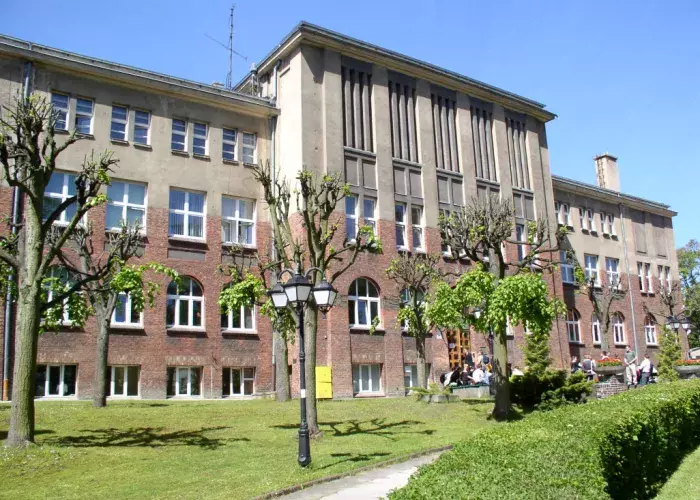 Widok budynku Wydziału Zarządzania od strony ulicy w stronę wejścia głównego