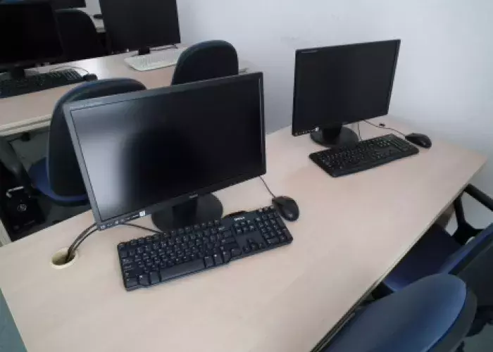 przykład zestawu komputerowego na biurku w jednej z pracowni komputerowych : komputer stacjonarny, monitor