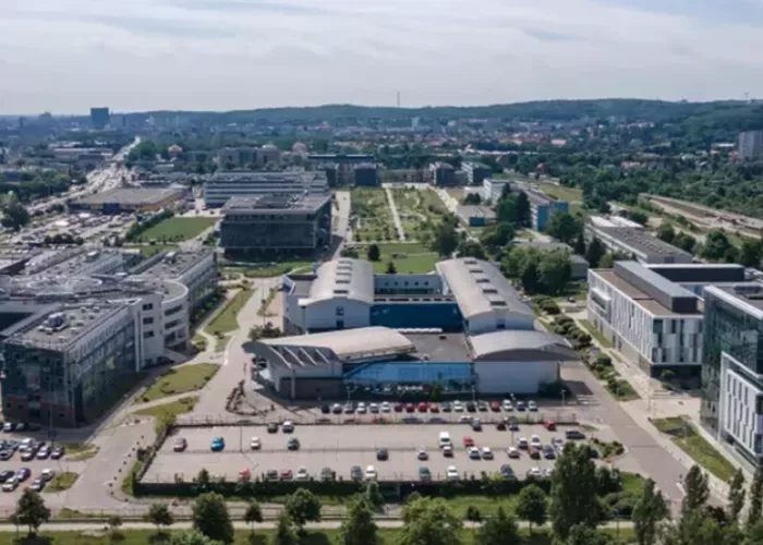 Widok na parking przy Wydziale Prawa i Administracji