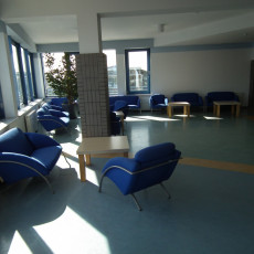 widok jednej z przestrzenia na piętrze Wydziału Prawa i administracji, przy jednym z wejść do Auli A. Wygodne fotele, stoliki