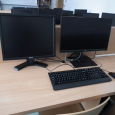 widok przykładowego zestawu komputerowego - komputer stacjonarny, monitor, myszka; w jednej z przykładowych pracowni komputerowych