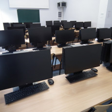 widok w jednej z przykłądowych pracowni komputerowych pokazujący zestawy komputerowe (komputery stacjonarne)