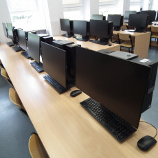 widok w jednej z przykłądowych pracowni komputerowych pokazujący zestawy komputerowe (komputery stacjonarne)