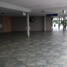 widok przykładowej przestrzeni na korytarzu przy wejściu do jednej z aul Wydziału Prawa i administracji
