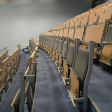 widok Auli od boku wyraźnie pokazujący układ siedzisk, siedziska złożone