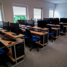 widok z boku w jednej z przykładowych sal komputerowych