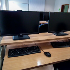 widok przykładowego zestawu komputerowego - stanowiska w jednej z pracowni komputerowych