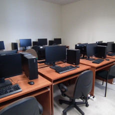 widok jednej z przykładowych sal komputerowych pokazujący układ siedzisk, ławek, oraz zestawy komputerowe