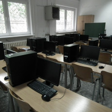 widok jednej z przykładowych sal komputerowych pokazujący układ siedzisk, ławek, oraz zestawy komputerowe