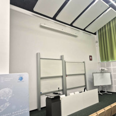 Aula 1.14 – Im. Profesora Andrzeja Włodzimierza Mostowskiego - widok na podium