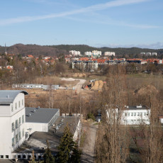 widok placu budowy z budynku rektoratu - 08 kwietnia 2025