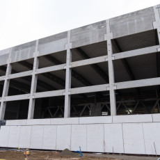 Zdjęcie przedstawia Centrum Sportowe UG z zewnątrz od strony boiska.