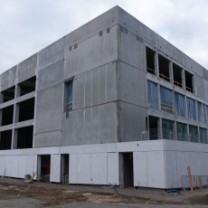 Zdjęcie przedstawia Centrum Sportowe UG z zewnątrz od strony boiska.