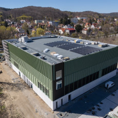Zdjęcie przedstawia Centrum Sportowe UG z zewnątrz, widok z drona.