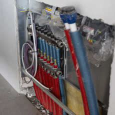 Zdjęcie przedstawia zbliżenie na rozdzielacz instalacji ogrzewania podłogowego.