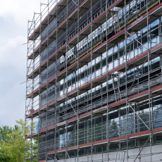 Zdjęcie przedstawia Centrum Sportowe UG z zewnątrz, zbliżenie na bok z rusztowaniem.