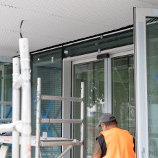 Centrum Sportowe UG z zewnątrz, główne wejście.