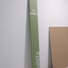 Tablica z napisem "toaleta 03".