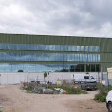 Zdjęcie przedstawia Centrum Sportowe UG z zewnątrz.