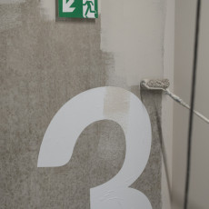 Przygotowywanie do malowania numeru piętra, malowanie.