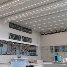 Zdjęcie przedstawia Centrum Sportowe UG w środku, hala sportowa.