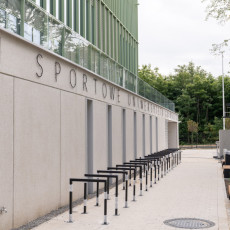 Zdjęcie przedstawia Centrum Sportowe UG z zewnątrz.