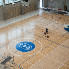 Parkiet głównej hali sportowej.