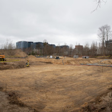 Zdjęcie postępów budowy z 26 marca 2025 r. przedstawiające wczesne fundamenty.